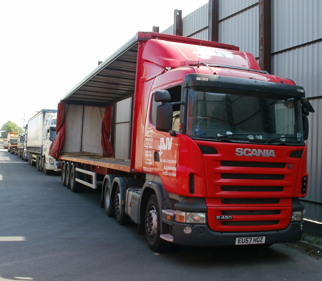 Équipe de transitaires coordonnant la logistique internationale en bureau